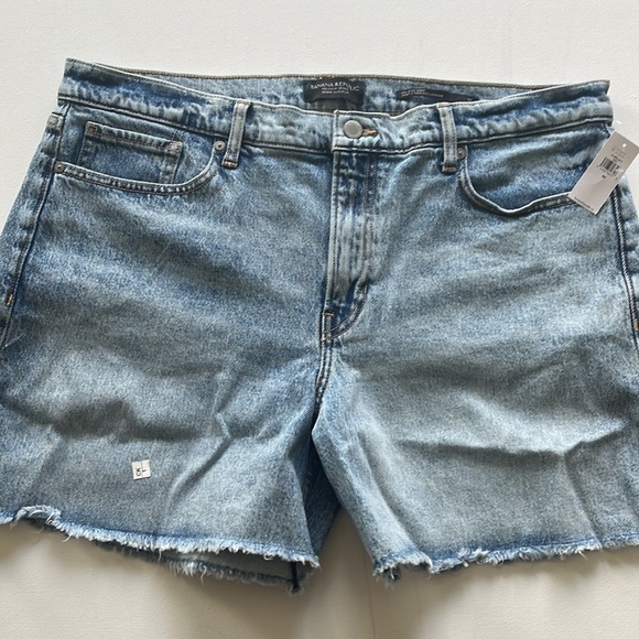 🎉 HOST PICK 🎉 Mid-Rise Denim Short - Picture 3 of 10